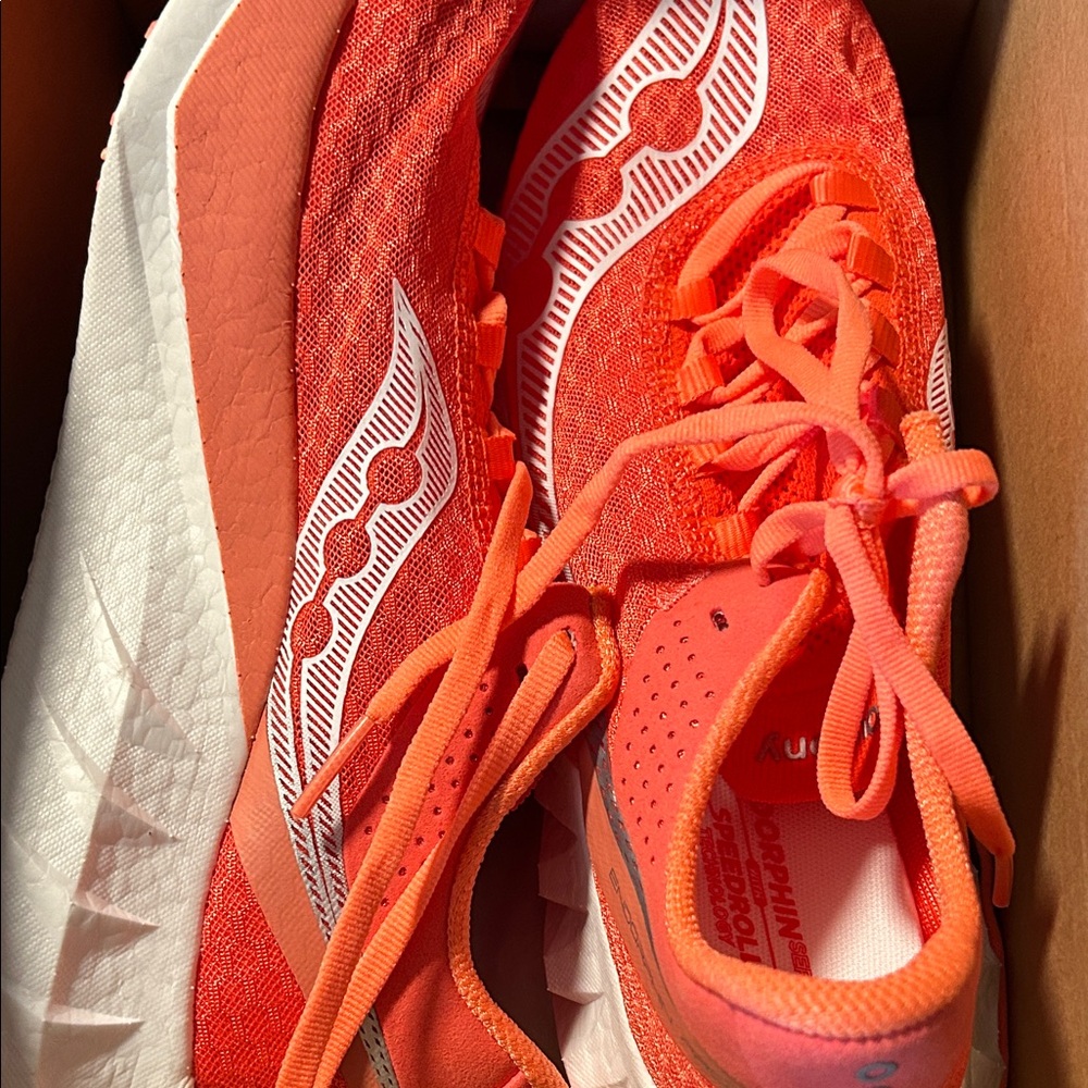 Saucony Endorphin Pro 4 - size 9